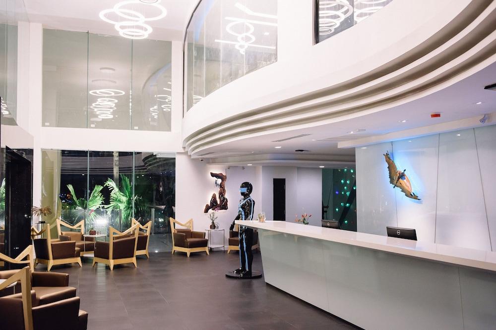 The Xtreme Suites Бангкок Экстерьер фото